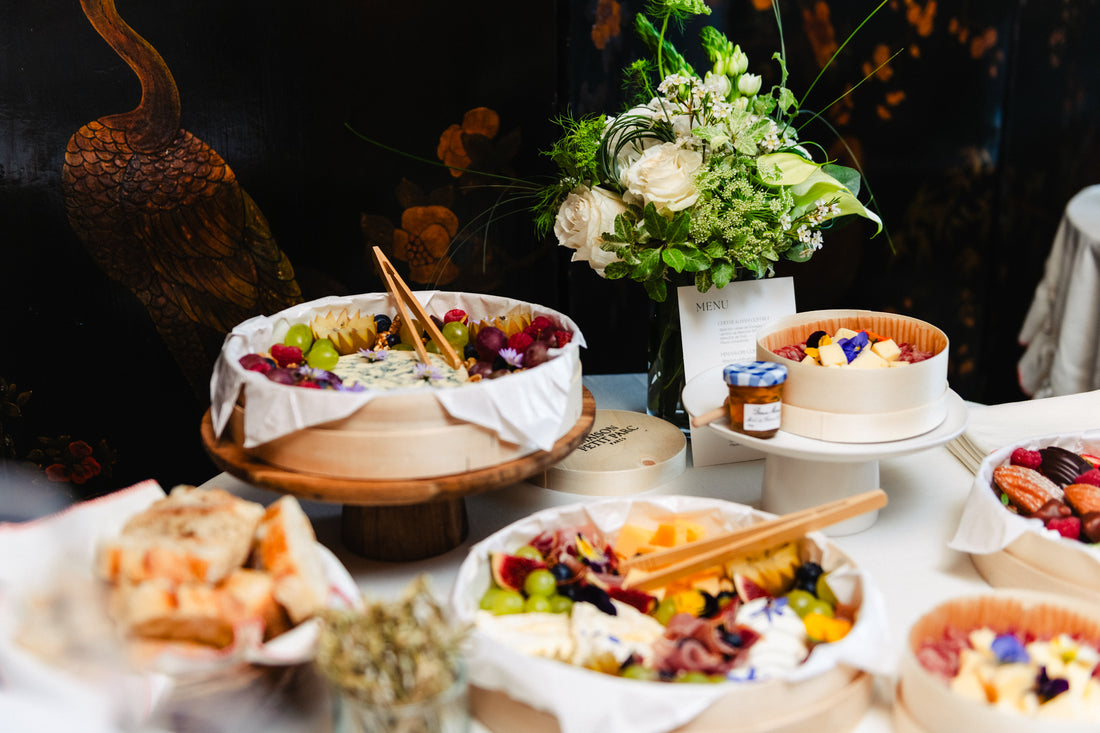 Buffet parisien raffiné présenté avec des plats colorés et des décorations élégantes, parfait pour les événements professionnels à Paris.